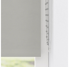 Textilrullgardin med kedjedrag vid fönstret