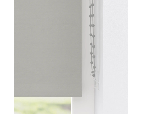Textilrullgardin med kedjedrag vid fönstret