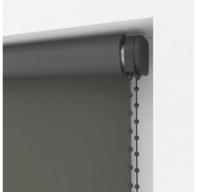 Rullgardin med kedjedrag vid fönstret