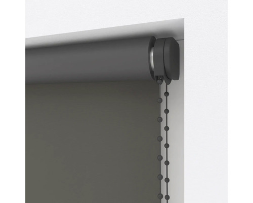 Rullgardin med kedjedrag vid fönstret