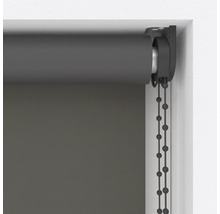 Grå rullgardin med kedjedrag vid fönstret