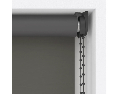 Grå rullgardin med kedjedrag vid fönstret