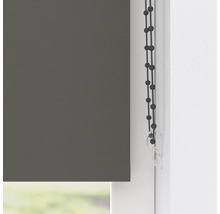 Närbild av en grå rullgardin med manöverkedja på fönstret