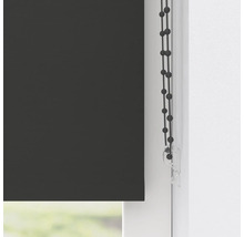 Rullgardin med kedjedrag vid fönstret