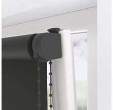 Rullgardin med kedjedrag på fönstret