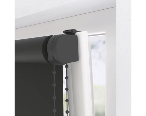 Rullgardin med kedjedrag på fönstret