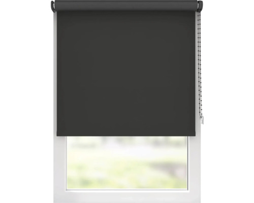 Mörkläggande rullgardin på fönster med kedjedrag