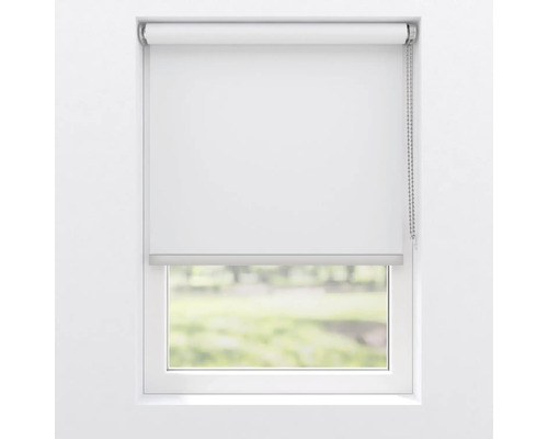 Rullgardin på fönster med manöverkedja