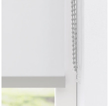 Närbild av en vit rullgardin med kedjedrag för fönsterdekoration