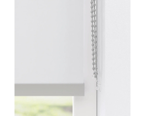 Närbild av en vit rullgardin med kedjedrag för fönsterdekoration