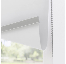 Rullgardin med kedjedrag vid fönstret