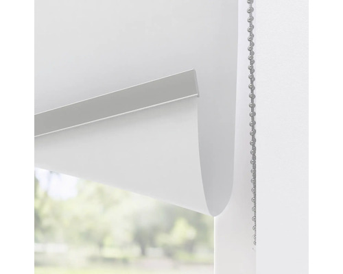 Rullgardin med kedjedrag vid fönstret