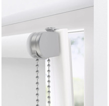 Detaljbild av en rullgardin med kedjedrag vid fönstret