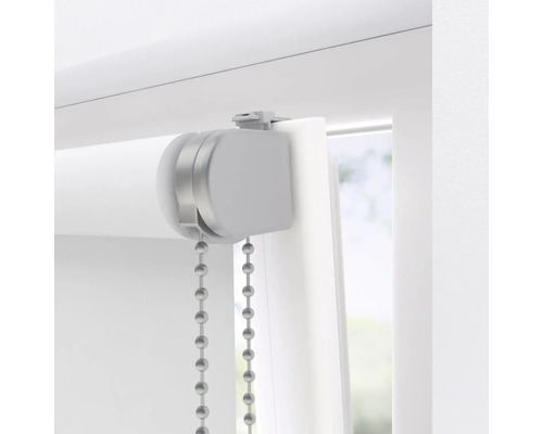 Detaljbild av en rullgardin med kedjedrag vid fönstret