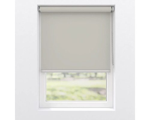 Fönster med neddragen rullgardin