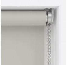 Detaljvy av en rullgardin med kedjedrag vid fönstret