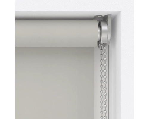 Detaljvy av en rullgardin med kedjedrag vid fönstret