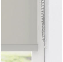 Grå rullgardin med kedjedrag vid fönstret