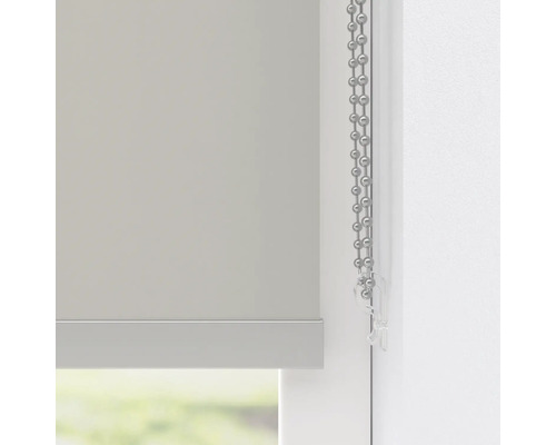 Grå rullgardin med kedjedrag vid fönstret