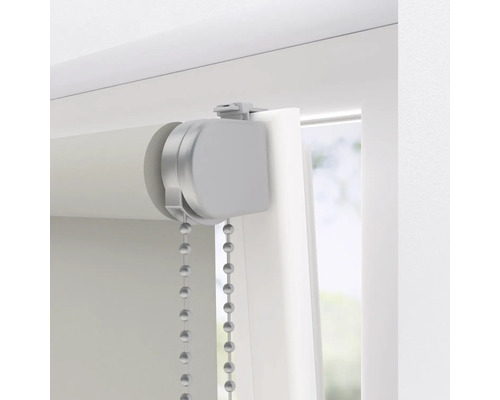 Detaljvy av en rullgardin med kedjedrag för fönsterdekoration