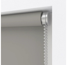 Rullgardin med kedja för fönsterdekoration och ljusreglering.