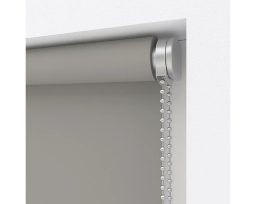 Rullgardin med kedja för fönsterdekoration och ljusreglering.