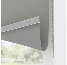 Detaljbild av en rullgardin med kedjedrag för fönsterdekoration