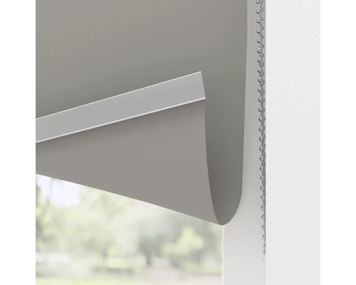 Detaljbild av en rullgardin med kedjedrag för fönsterdekoration