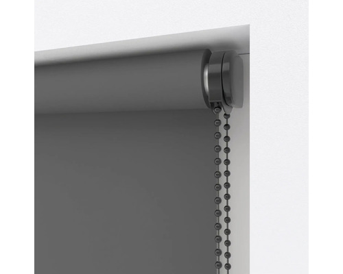 Grå rullgardin med kedjedrag för fönsterdekoration