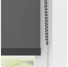 Grå rullgardin med kedjedrag vid fönstret