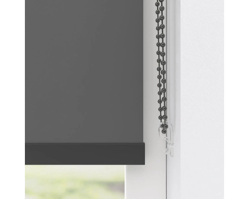 Grå rullgardin med kedjedrag vid fönstret