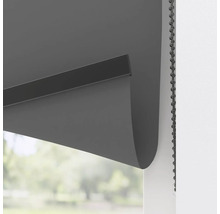 Grå rullgardin vid fönstret med kedjedrift