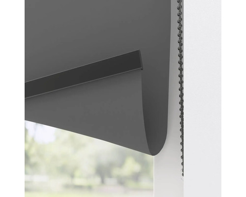 Grå rullgardin vid fönstret med kedjedrift