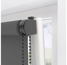 Detaljbild av en grå fönsterrullgardin med manöverkedja