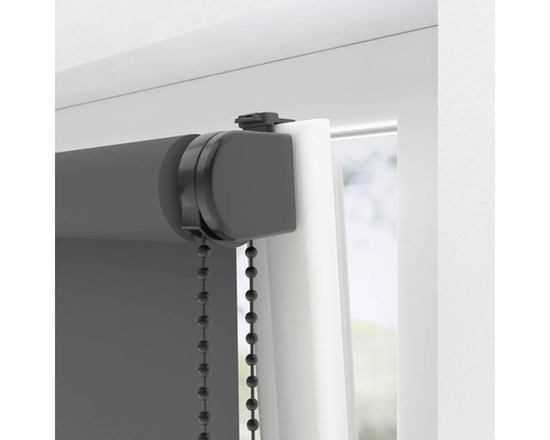 Detaljbild av en grå fönsterrullgardin med manöverkedja