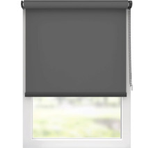 Fönster med grå rullgardin för mörkläggning