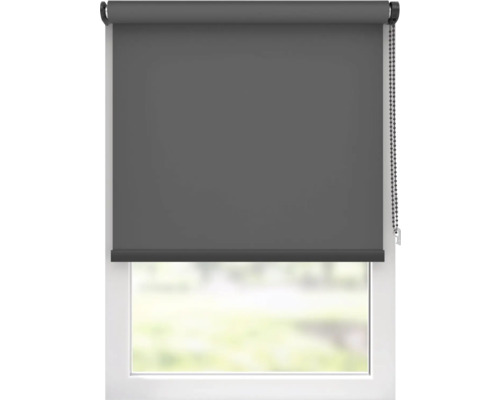 Fönster med grå rullgardin för mörkläggning