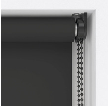 Rullgardin med kedjedrag vid fönstret