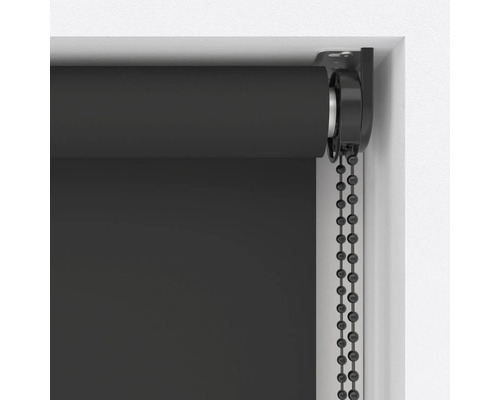 Rullgardin med kedjedrag vid fönstret