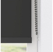 Detaljvy av en svart rullgardin med kedjedrag