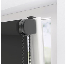 Svart rullgardin med kedjedrag vid fönstret