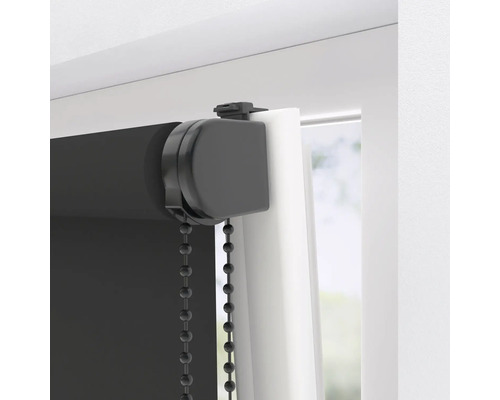 Svart rullgardin med kedjedrag vid fönstret