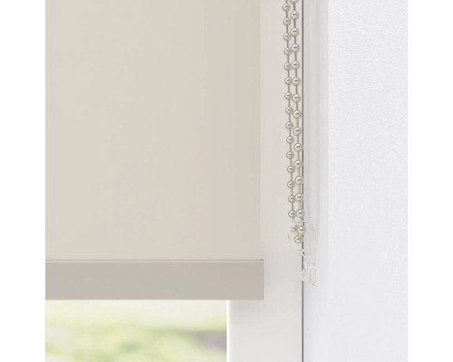 Detaljbild av en rullgardin med kedjemekanism för fönsterdekoration