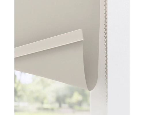 Detaljvy av en grå rullgardin med kedjedrag