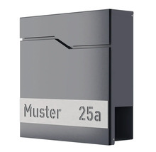 Brevlåda med husnummer och namnskylt