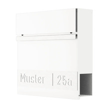 Vit brevlåda med mönster och husnummer