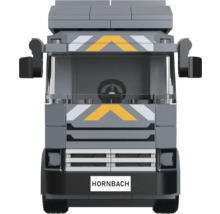 Modell av en lastbil gjord av byggstenar med Hornbach-logotyp