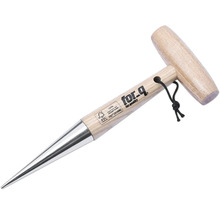 For-Q planteringspinne av trä med metallinsats och företagslogotyp