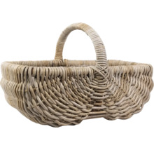 Korg av flätat material med handtag