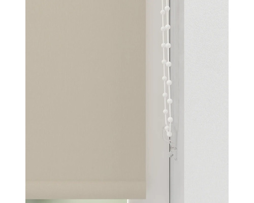 Beige rullgardiner med manöverkedja på fönstret